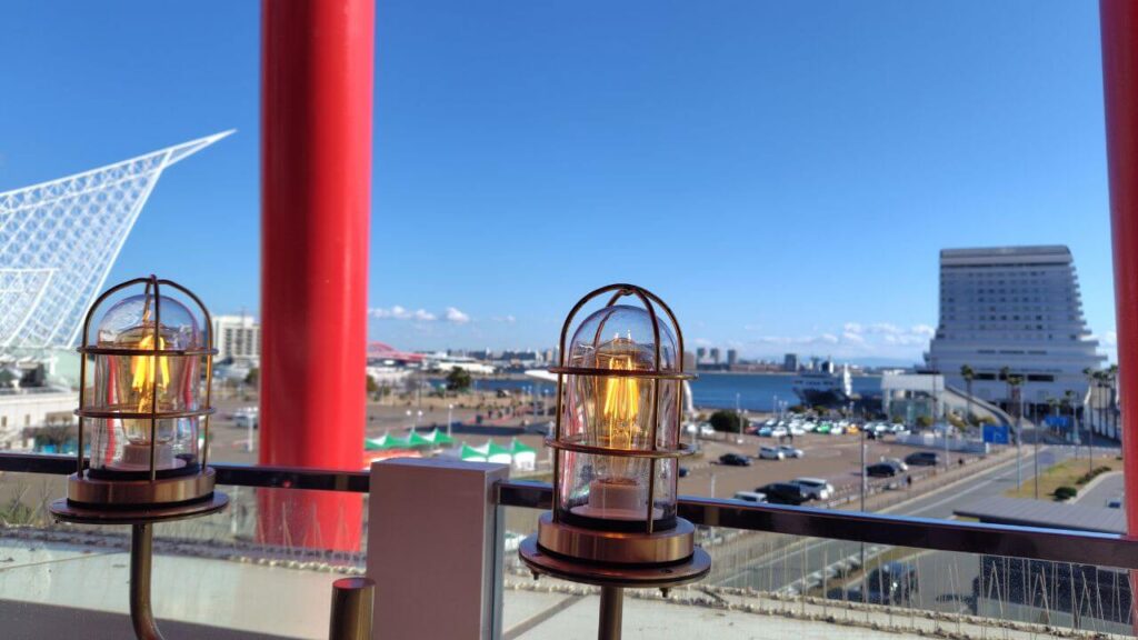 ランプの向こうのメリケンパークオリエンタルホテル