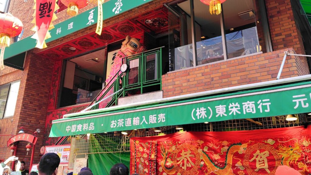 お店の階段を駆け上る獅子舞