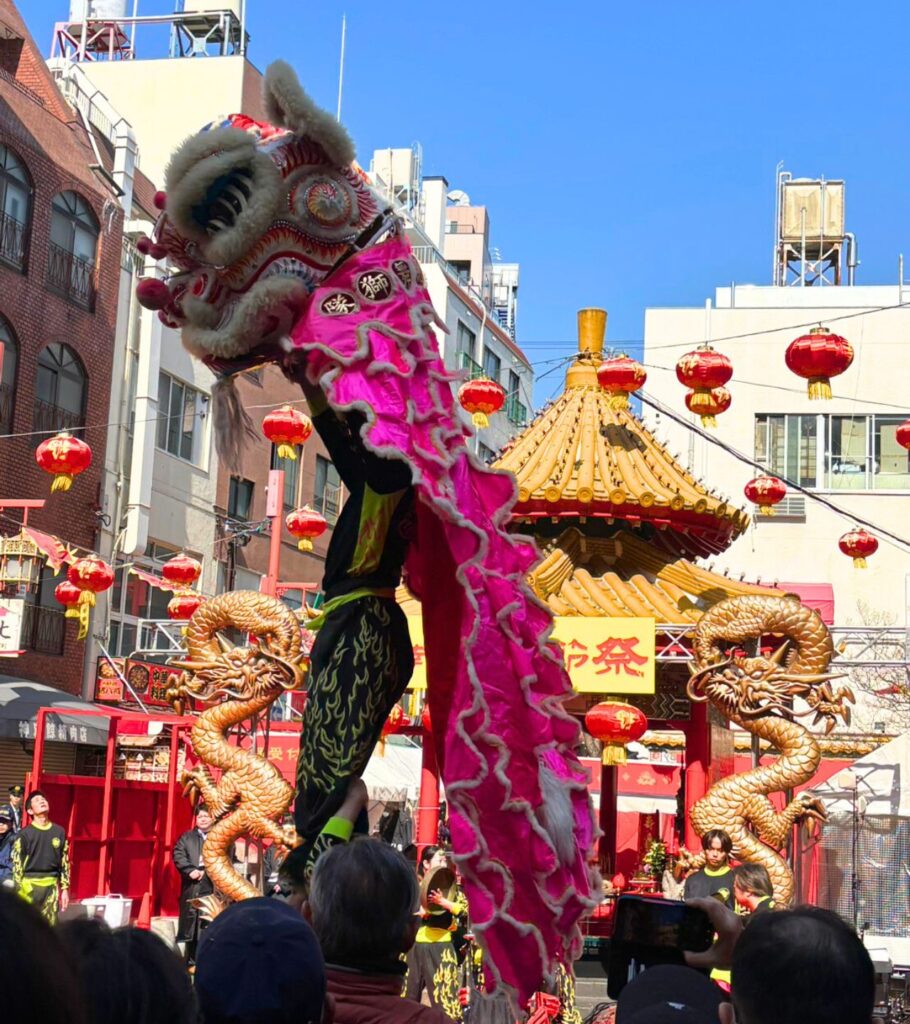肩車されている獅子舞パフォーマー