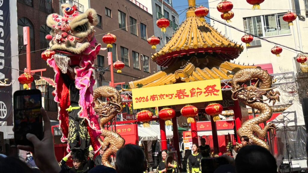あずまやの前で踊る獅子舞