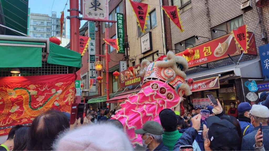 通りへ去って行く獅子舞