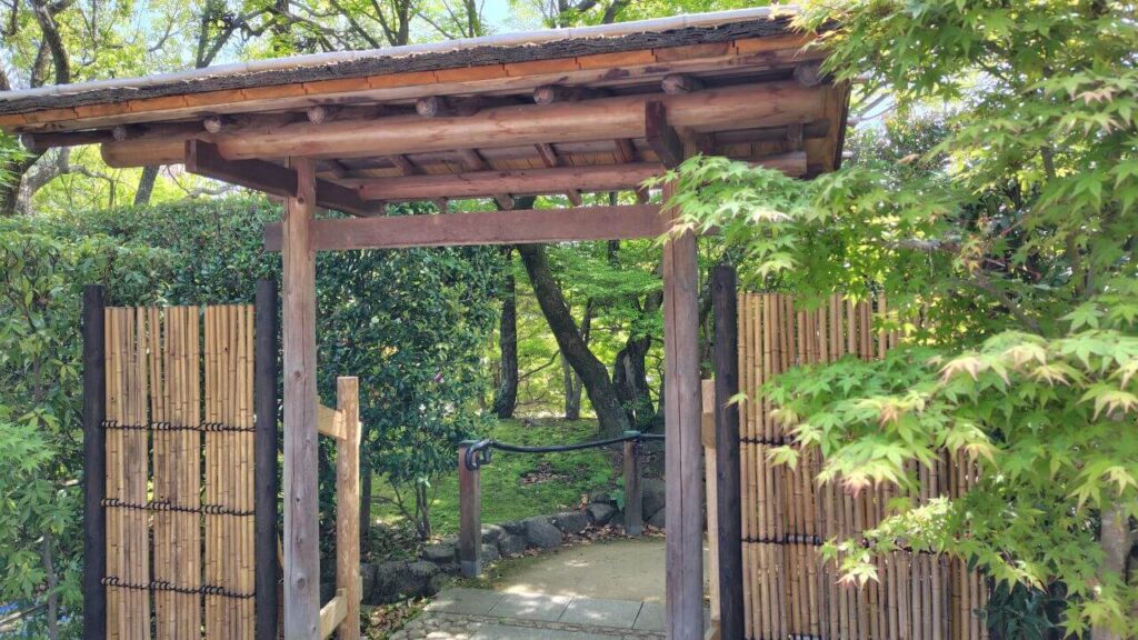 日本庭園の門