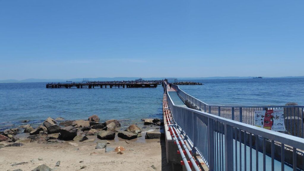 海上の釣り台へ伸びる連絡橋