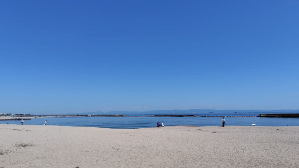青い海と空、白い砂浜