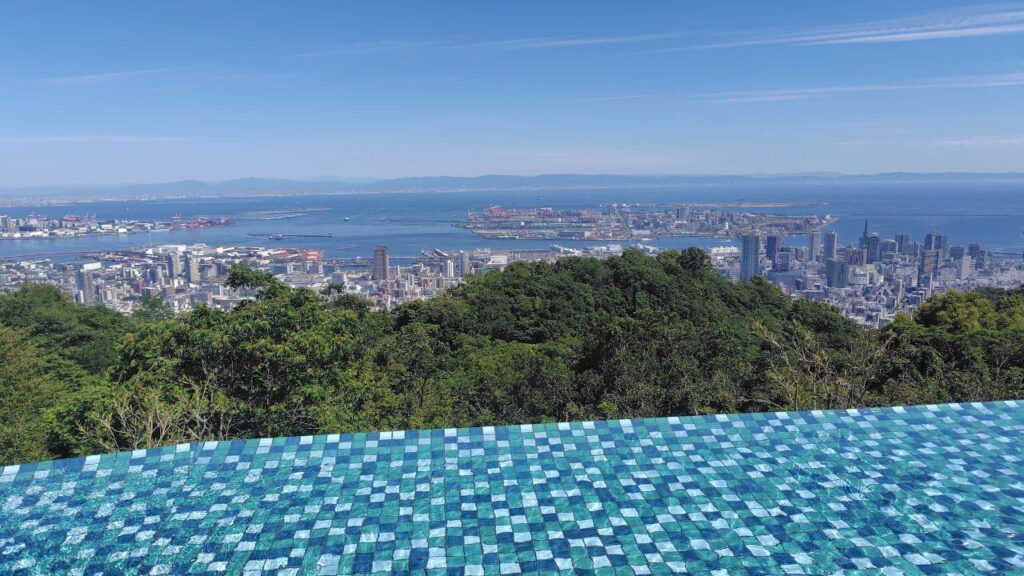 青いタイトルの浅いプール