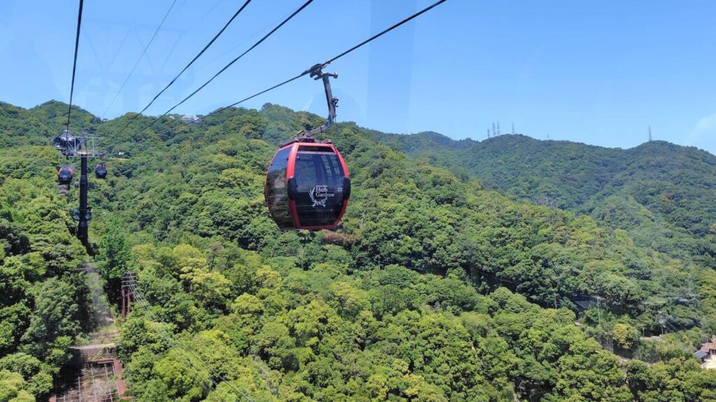 ロープウェイと六甲山系の山並み
