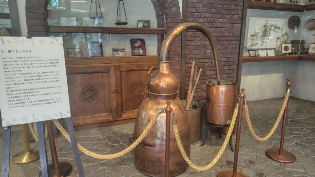昔の香水の抽出道具の展示